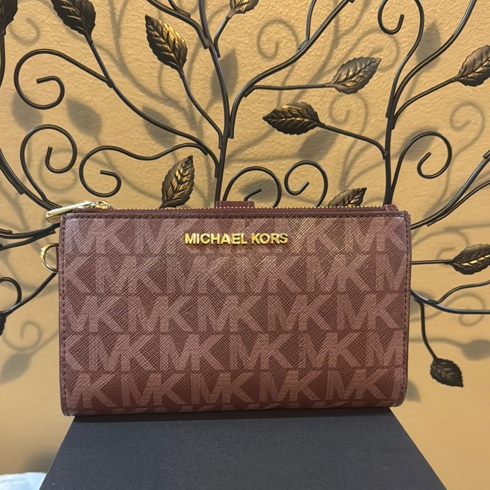 Michael Kors Burgundy Designer Women's Wallet/Wrislet In Great Condition - Picture 4 of 13